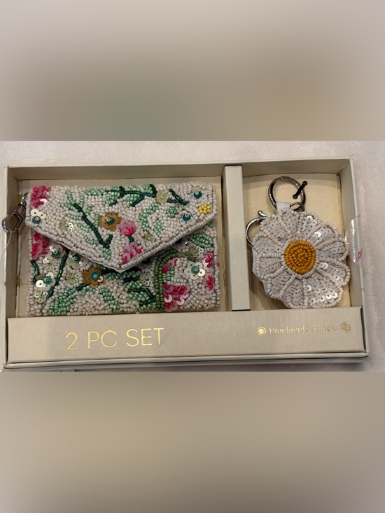 Sol And Mer Handbags - Sol and Mer handcrafted beaded wallet with Daisy flower keychain. New in Box